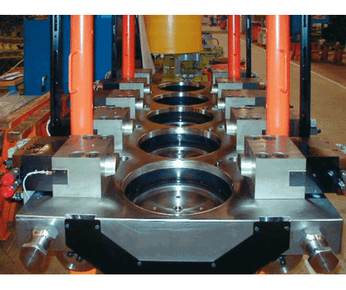 Elementos de sujeción en forma de cuña en una forja en estampa en cinco pasos Elementos de sujeción en forma de cuña en una forja en estampa en cinco pasos