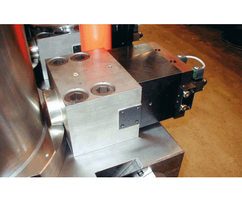 Elementos de sujeción en forma de cuña en una forja en estampa en cinco pasos Elementos de sujeción en forma de cuña en una forja en estampa en cinco pasos