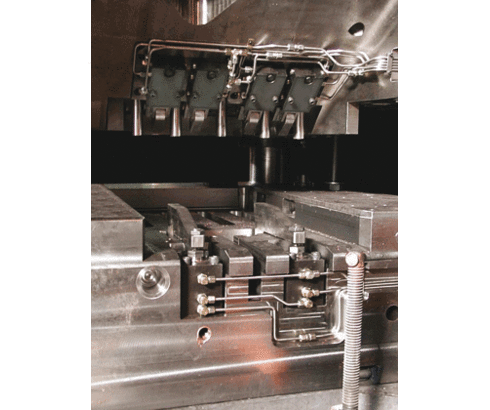 Elementos de sujeción en forma de cuña con control de secuencia por válvula en una prensa de forja Elementos de sujeción en forma de cuña con control de secuencia por válvula en una prensa de forja